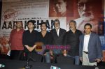 Amitabh Bachchan, Prakash Jha, Prateik Babbar, Parsoon Joshi at Aarakshan 1st look launch in Novotel, uhu, Mumbai on 8th June 2011 (6).JPG
